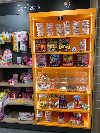 Le rayon confiseries à l’intérieur du Tabac des Béalières